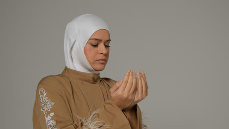 Studioporträt-Einer-Muslimischen-Frau-Mit-Hijab,-Die-Betet-3